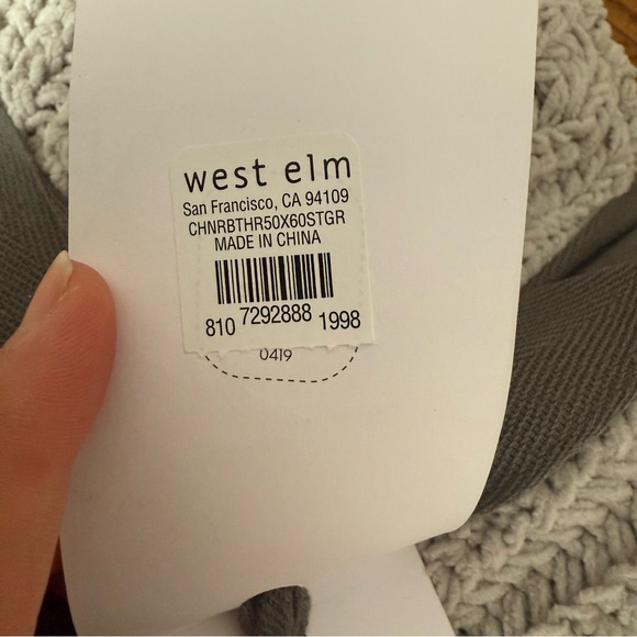 West Elm Chenille Rib Throw Blanket in Gray 50 x 60 - Picture 4 of 6